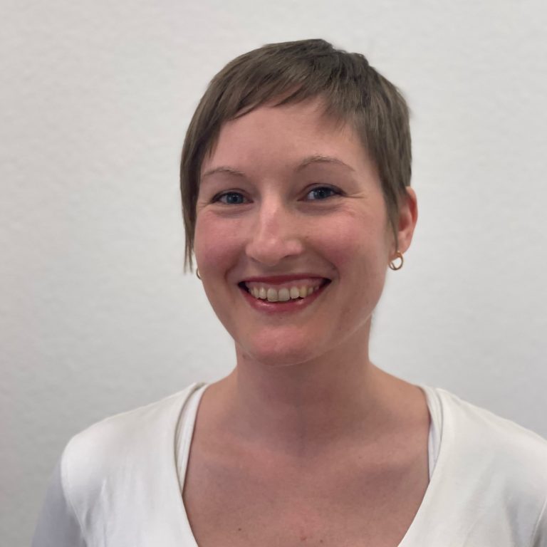Portraitaufnahme eines Teammitglieds der Praxis Ceda in Pohlheim. Die Aufnahme zeigt eine freundliche Person vor neutralem Hintergrund und steht exemplarisch für das engagierte, wertschätzende und interdisziplinäre Team von Ceda. Hier arbeiten Therapeuten mit Herz, Verstand und Professionalität für die Gesundheit der Patienten.